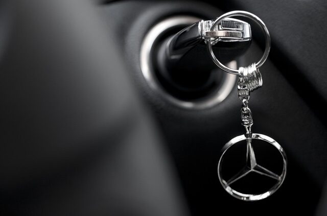 Mercedes: Φεύγει από τη ρωσική αγορά και πουλάει τις μετοχές των θυγατρικών της