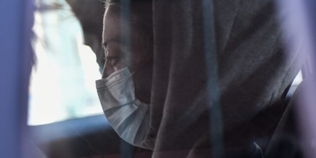 Κολωνός: Προθεσμία να απολογηθεί πήρε η μητέρα της 12χρονης – Τι υποστηρίζει για τα εμβάσματα