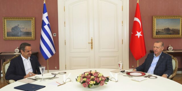 Τα τρία μέτωπα που ανοίγει η Τουρκία, το σόου Ερντογάν και η επιμονή Μητσοτάκη για διάλογο