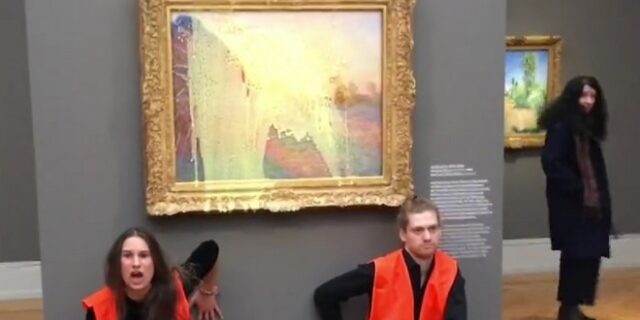 Γερμανία: Οι “Θημωνιές” του Μονέ έγιναν ο νέος στόχος ακτιβιστών για το κλίμα – Του πέταξαν πουρέ