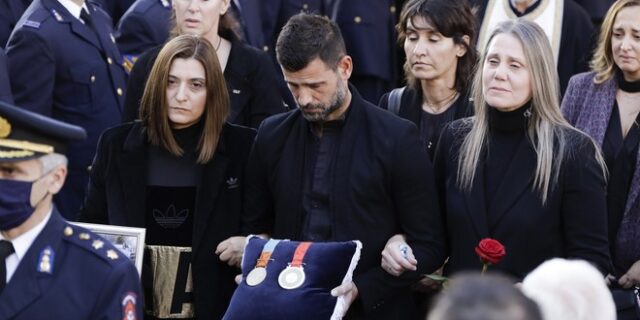Αλέξανδρος Νικολαΐδης: Συγκινεί ο Μιχάλης Μουρούτσος – “Τιμή μου να κρατήσω τα μετάλλιά σου, έτρεμαν τα πόδια μου”