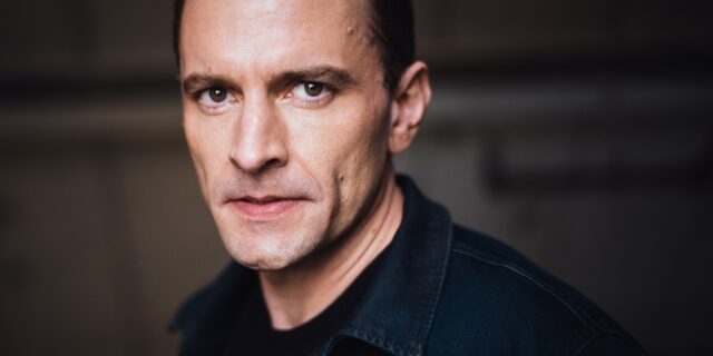 Gene Gillette: Ποιος είναι ο ηθοποιός του Broadway και του Netflix που θα δούμε στο Θέατρο Τέχνης