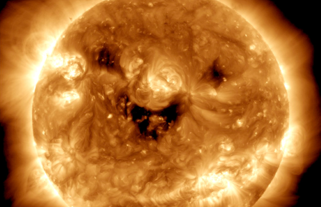 NASA: Δορυφόρος έπιασε τον Ήλιο να “χαμογελά” – Εντυπωσιακές εικόνες
