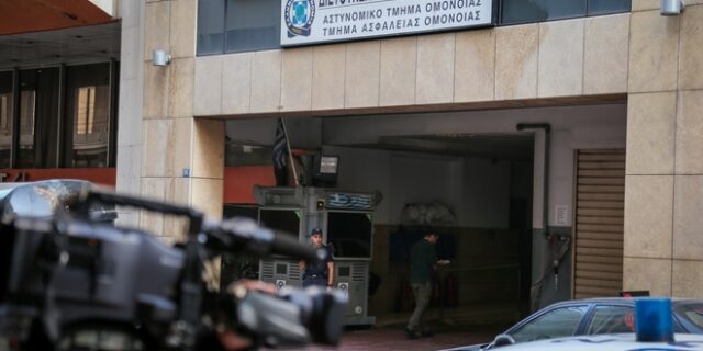ΑΤ Ομόνοιας: Ποινική δίωξη στους δύο αστυνομικούς για ομαδικό βιασμό της 19χρονης – Κατέγραψαν το περιστατικό