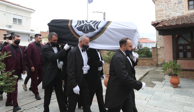 Το τελευταίο “αντίο” στον Σταύρο Σαράφη με τη σημαία του ΠΑΟΚ
