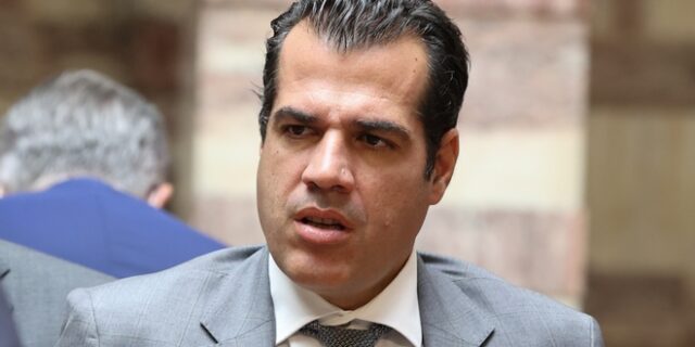Θάνος Πλεύρης για ναζιστικό χαιρετισμό του πατέρα του: “Είναι αποκτήνωση”
