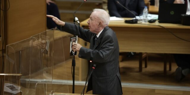 Δίκη Χρυσής Αυγής: Η πρόεδρος πάλι “δεν είδε” τον ναζιστικό χαιρετισμό του Πλεύρη