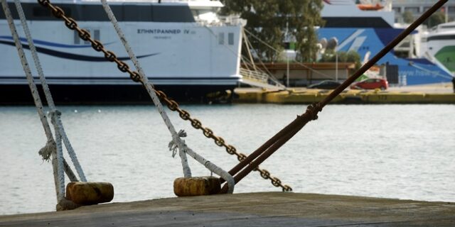Απεργία στο λιμάνι του Πειραιά – Δεμένα τα πλοία