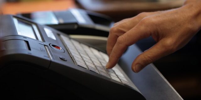 Διασύνδεση ταμειακών – POS: Τι αλλάζει στα χρονοδιαγράμματα για τα “έξυπνα” συστήματα παρακολούθησης συναλλαγών