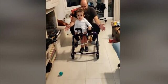 Παναγιώτης – Ραφαήλ: Κάνει τα πρώτα του βήματα και στέλνει το πιο όμορφο μήνυμα της ημέρας – “Θα κάνω χαμό”