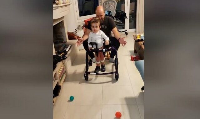 Παναγιώτης – Ραφαήλ: Κάνει τα πρώτα του βήματα και στέλνει το πιο όμορφο μήνυμα της ημέρας – “Θα κάνω χαμό”