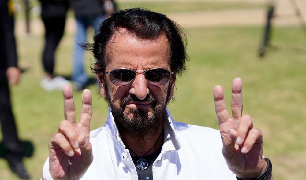 O Ringo Starr ανέβαλε συναυλίες – Η ασθένεια που επηρέασε τη φωνή του