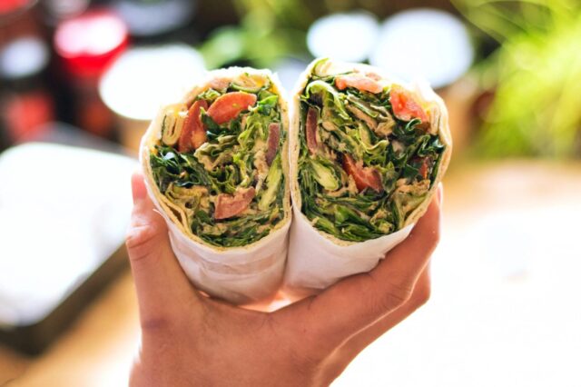 Το γρήγορο lunch για το γραφείο: Salad wrap με τόνο & μυρωδικά