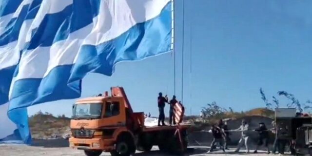 28η Οκτωβρίου: Σε ποιο μέρος υψώθηκε η μεγαλύτερη ελληνική σημαία – “Πάλευαν” σχεδόν 10 άνθρωποι