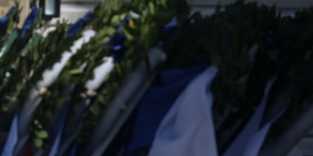 Καταγγελία: Διευθυντής σχολείου ζήτησε 50 ευρώ από μετανάστες γονείς για το στεφάνι που θα κατέθετε το παιδί τους