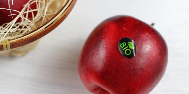 Παθαίνουμε κάτι αν φάμε τα αυτοκόλλητα που υπάρχουν σε φρούτα;