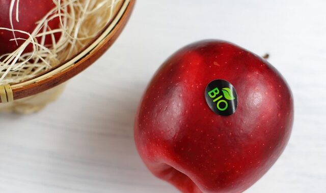 Παθαίνουμε κάτι αν φάμε τα αυτοκόλλητα που υπάρχουν σε φρούτα;