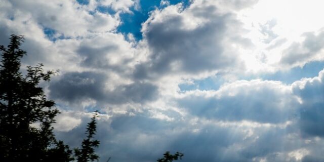 Καιρός: Συννεφιά και τοπικές βροχές την Δευτέρα