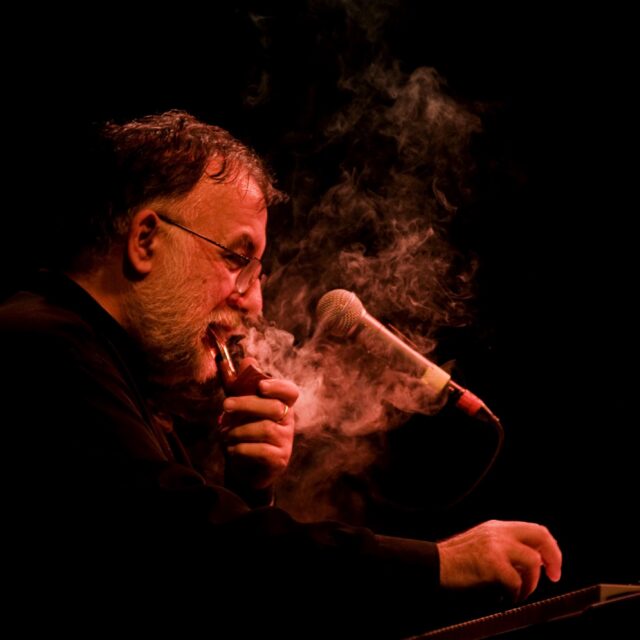 Η νέα γενιά ερμηνεύει Θάνο Μικρούτσικο: “Τα τραγούδια που κουβαλάς μέσα σου”