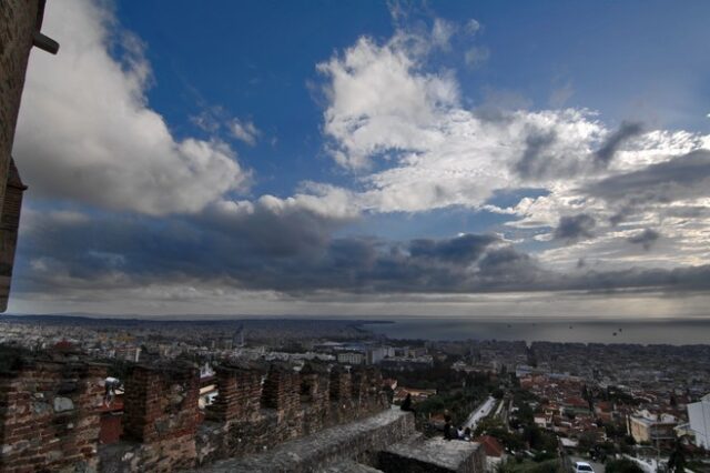 Καιρός Θεσσαλονίκη: Πρόσκαιρες νεφώσεις με πιθανότητα ασθενών βροχών