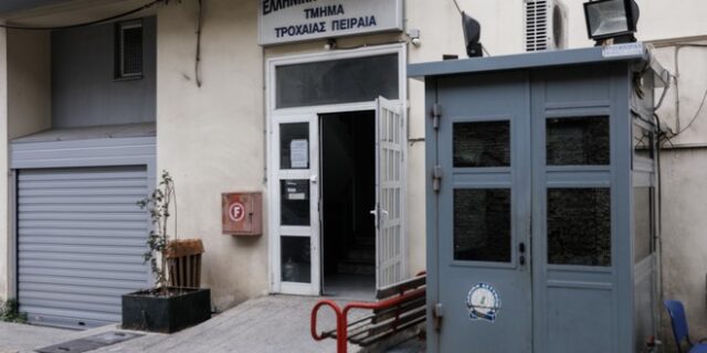 Συλλήψεις για την περσινή επίθεση με βόμβες μολότοφ στο Τμήμα Τροχαίας Πειραιά