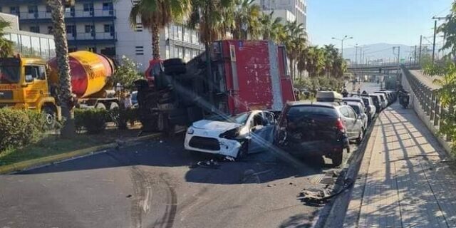 Φάληρο: Νταλίκα ανετράπη και έπεσε πάνω σε σταθμευμένα οχήματα