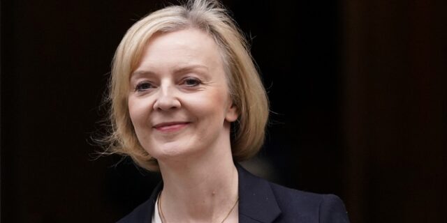 Λιζ Τρας: Γιατί τρίζει η καρέκλα της – Τα λάθη που της “δείχνουν” την έξοδο