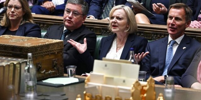 Βρετανία: Από μια λεπτή κλωστή κρέμεται η κυβέρνηση Τρας – Χάος και κλάματα στους Συντηρητικούς