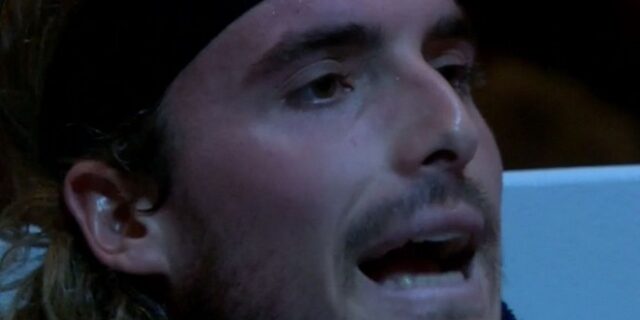 Τσιτσιπάς: Το απίστευτο ξέσπασμα προς το μέρος που καθόταν ο πατέρας του – “M@@@, φύγετε από ‘δω”