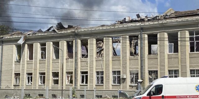 Πόλεμος στην Ουκρανία: Ο Ζελένσκι καταγγέλλει λεηλασίες νοσοκομείων από τους Ρώσους