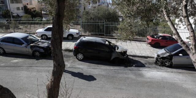 Δεύτερη φορά μαζικοί εμπρησμοί σε σταθμευμένα αυτοκίνητα στην Αργυρούπολη