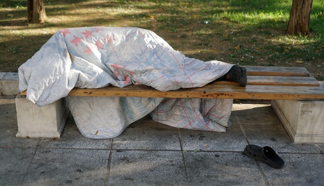 Ομόνοια: Μαχαίρωσαν άστεγο για να τον ληστέψουν
