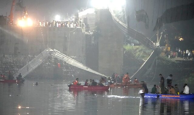 Ινδία – Βίντεο ντοκουμέντο: Η στιγμή της κατάρρευσης της γέφυρας – Συγκλονιστικές εικόνες