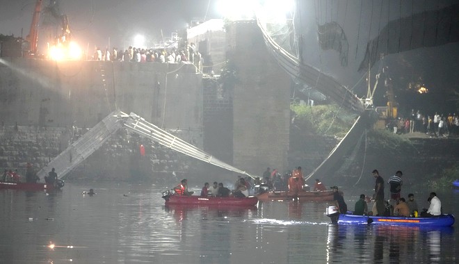 Ινδία – Βίντεο ντοκουμέντο: Η στιγμή της κατάρρευσης της γέφυρας – Συγκλονιστικές εικόνες