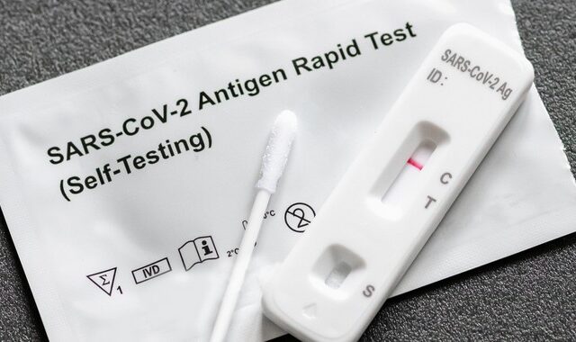 Κυκλοφόρησαν τα διπλά self test που ανιχνεύουν κορονοϊό και γρίπη – Πώς λειτουργούν