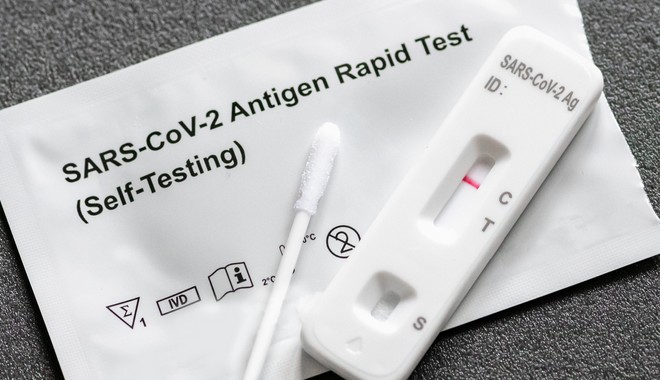 Κυκλοφόρησαν τα διπλά self test που ανιχνεύουν κορονοϊό και γρίπη – Πώς λειτουργούν