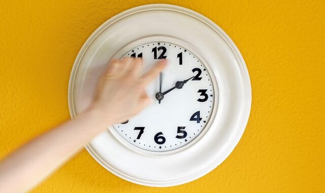 Αλλαγή ώρας: Η ατάκα Σκρέκα για το ενδεχόμενο να μην γυρίσουμε τα ρολόγια μας – Πόσο βοηθά στην εξοικονόμηση