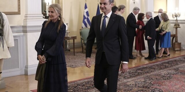 Κυριάκος Μητσοτάκης: Εκτάκτως στο Λονδίνο  – Επιδεινώθηκε η υγεία του πατέρα της Μαρέβας Γκραμπόφσκι