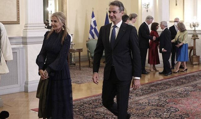 Κυριάκος Μητσοτάκης: Εκτάκτως στο Λονδίνο  – Επιδεινώθηκε η υγεία του πατέρα της Μαρέβας Γκραμπόφσκι