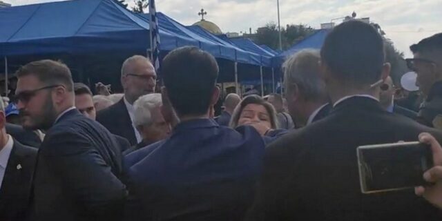 Θεσσαλονίκη: Ένταση με υγειονομικούς σε αναστολή – Γυναίκα πλησίασε τη Σακελλαροπούλου και της έκλεισαν το στόμα