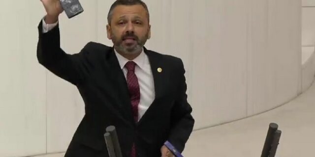 Τούρκος βουλευτής έσπασε το κινητό του με σφυρί μέσα στη Βουλή