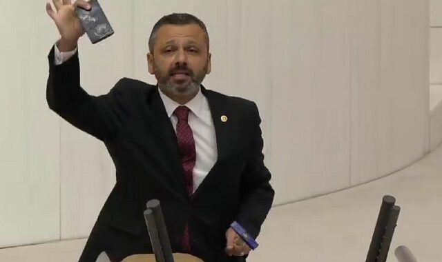 Τούρκος βουλευτής έσπασε το κινητό του με σφυρί μέσα στη Βουλή
