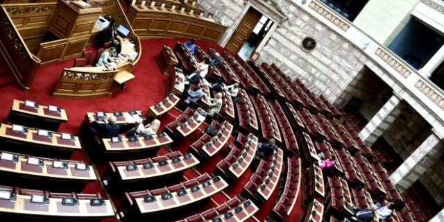 Βουλή: Με απόντα τον Μητσοτάκη η συζήτηση του πορίσματος για το σκάνδαλο των υποκλοπών