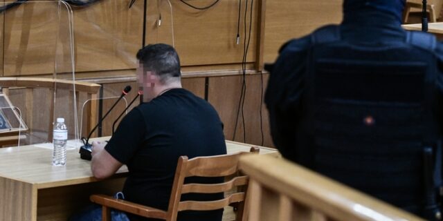 Δίκη Χρυσής Αυγής: “Μας έβαλαν στο κρατητήριο που ήταν ο Ρουπακιάς – Δεν φορούσε χειροπέδες κι είχε το κινητό του”