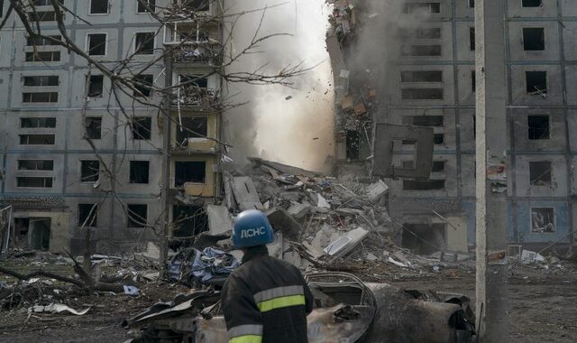 Ουκρανία: Νέος βομβαρδισμός στη Ζαπορίζια – Καταστράφηκε πολυώροφη πολυκατοικία, αναφορές για τραυματίες
