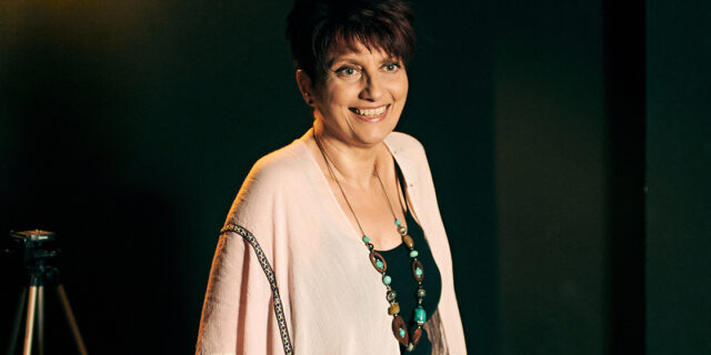 Η Εβίτα Παπασπύρου ενσαρκώνει μία καθηγήτρια που πέφτει κι η ίδια θύμα κακοποίησης και συνθλίβεται από τη διαπλοκή