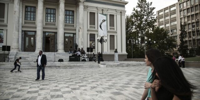 Δημοτικό Θέατρο Πειραιά: Κατέρρευσε μέρος της σκηνής – Τραυματίστηκαν μαθητές