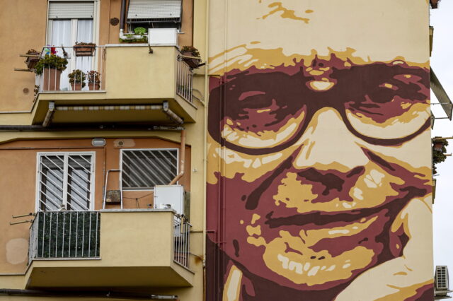 Ο Ένιο Μορικόνε έγινε -εντυπωσιακό- γκράφιτι στη Ρώμη