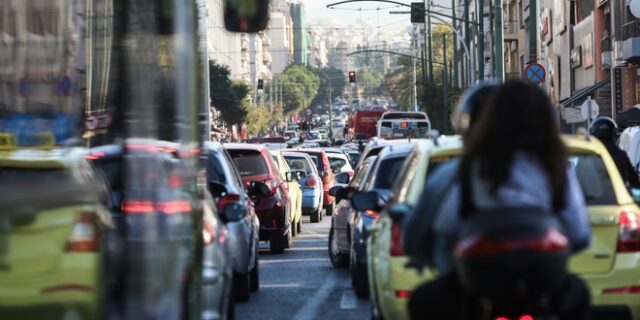 Κίνηση στους δρόμους: Ουρές χιλιομέτρων στη λεωφόρο Βουλιαγμένης λόγω καραμπόλας