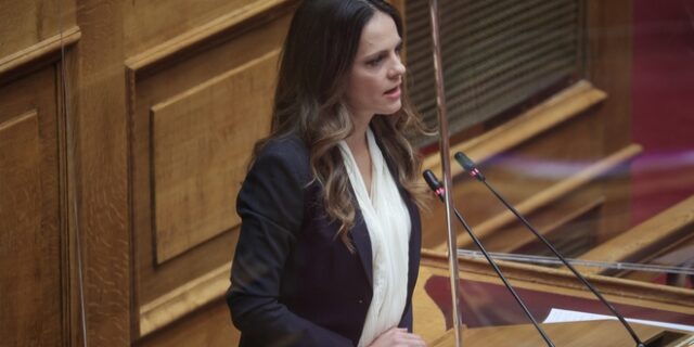 Επίκαιρη ερώτηση Αχτσιόγλου σε Σταϊκούρα για ιδιωτικό, δημόσιο χρέος και ασυδοσία τραπεζών και funds